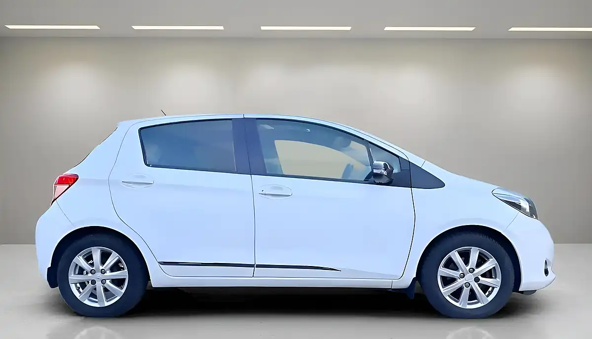Used 2012 Toyota Yaris T Spirit Multidrive S White - Interior and Exterior details 4