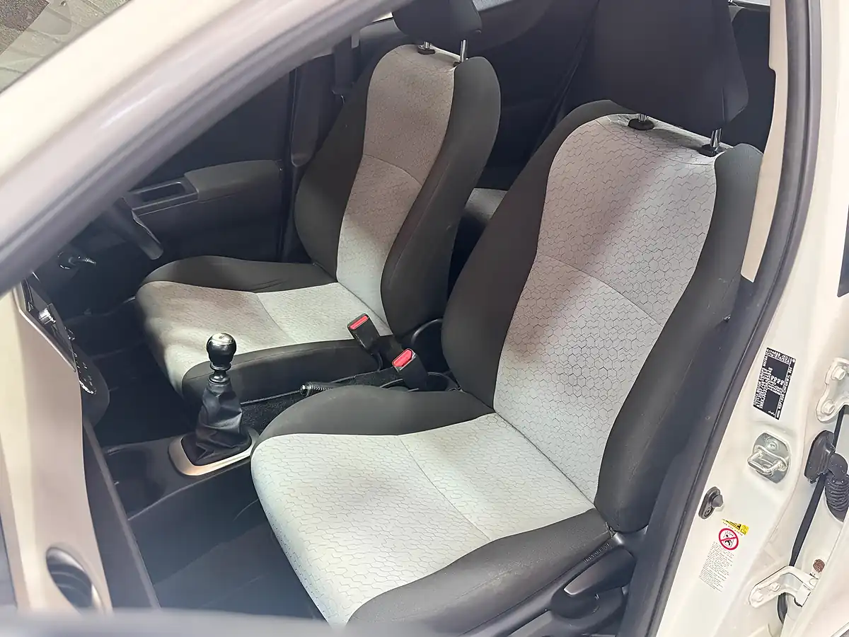 Used 2012 Toyota Yaris T Spirit White - Interior and Exterior details 14