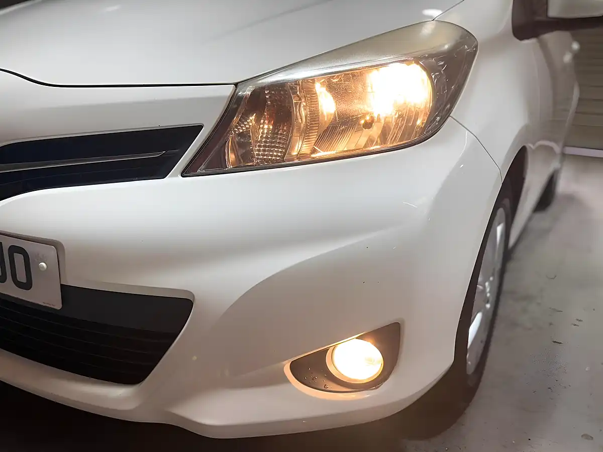 Used 2012 Toyota Yaris T Spirit White - Interior and Exterior details 16