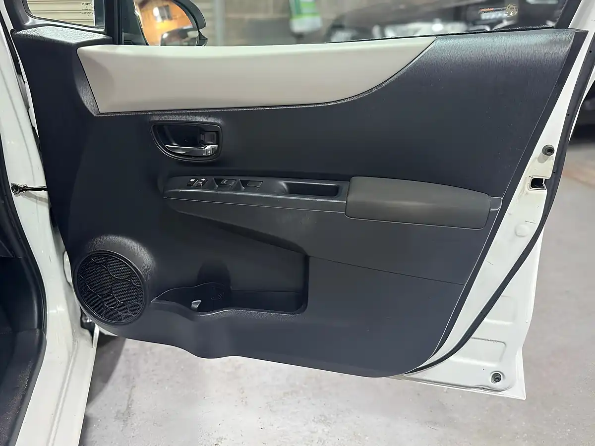 Used 2012 Toyota Yaris T Spirit White - Interior and Exterior details 18