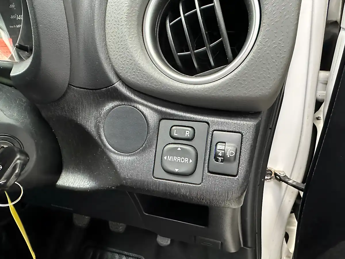 Used 2012 Toyota Yaris Tr Pure White - Interior and Exterior details 16