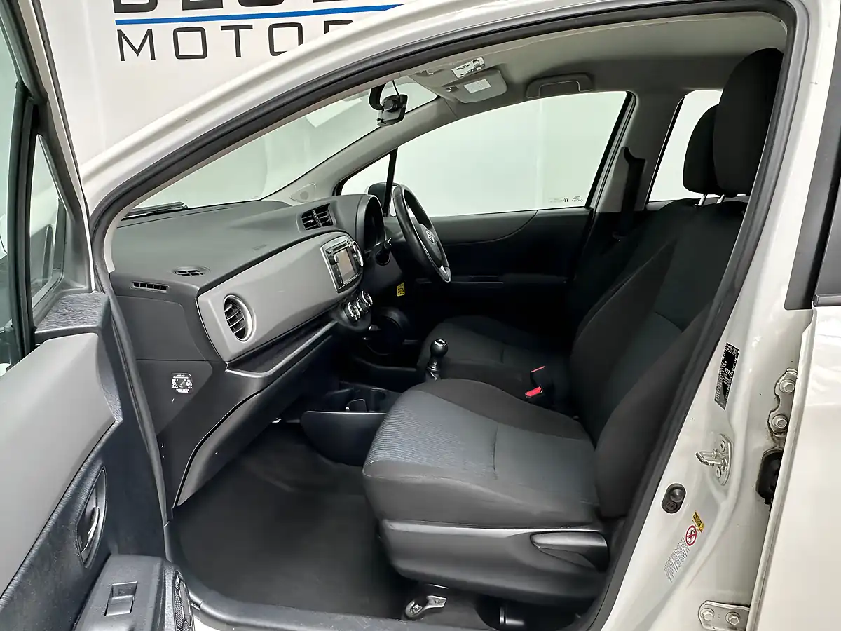 Used 2012 Toyota Yaris Tr Pure White - Interior and Exterior details 17