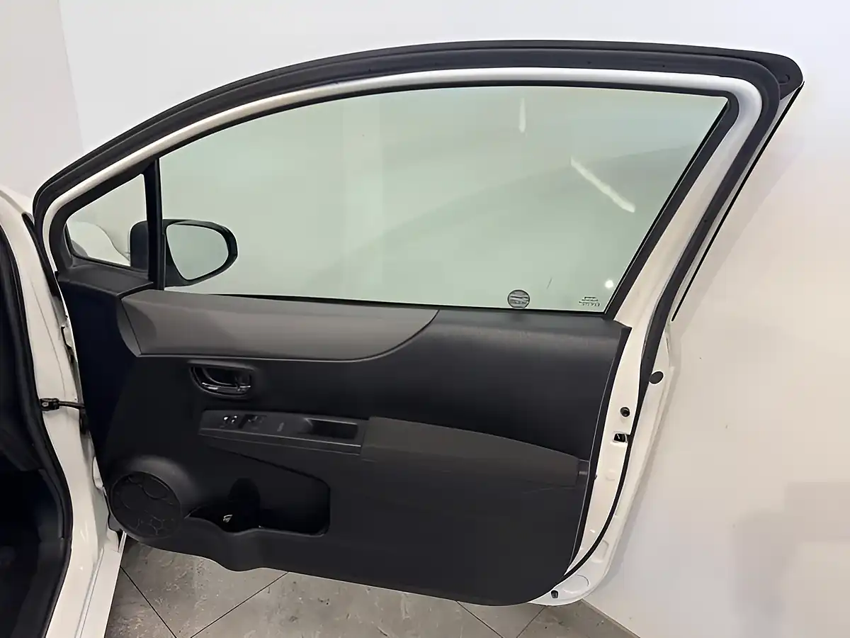 Used 2012 Toyota Yaris Trend White - Interior and Exterior details 12
