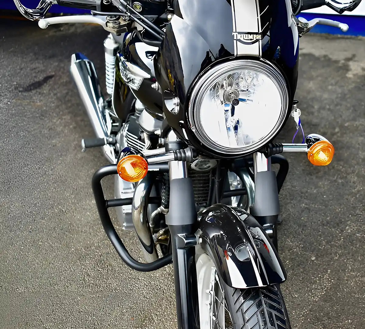Used 2012 Triumph Thruxton 900 Roadster/Retro Black - Interior and Exterior details 11