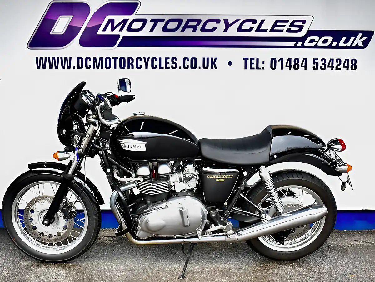 Used 2012 Triumph Thruxton 900 Roadster/Retro Black - Interior and Exterior details 5