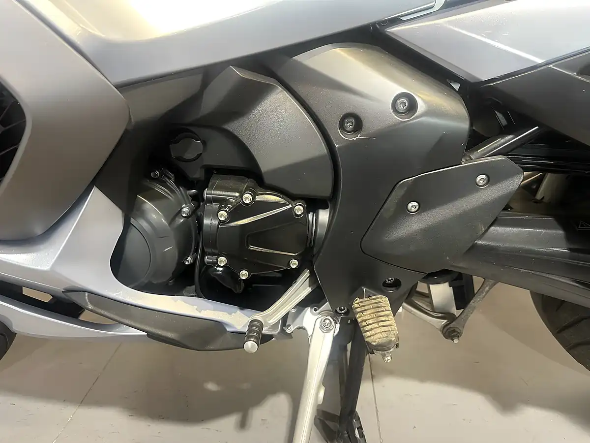Used 2012 Triumph Trophy Se Light Blue Metallic - Interior and Exterior details 18