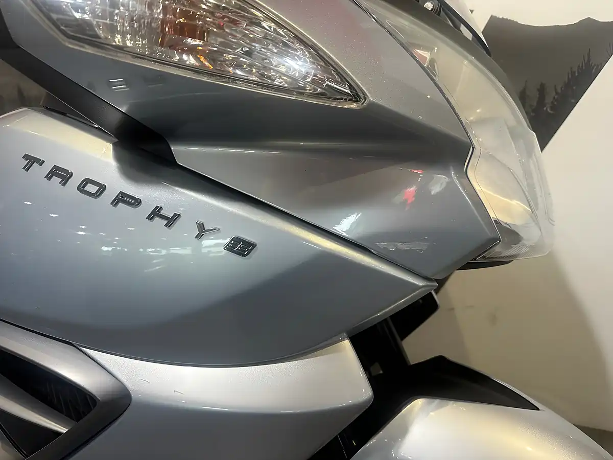 Used 2012 Triumph Trophy Se Light Blue Metallic - Interior and Exterior details 8