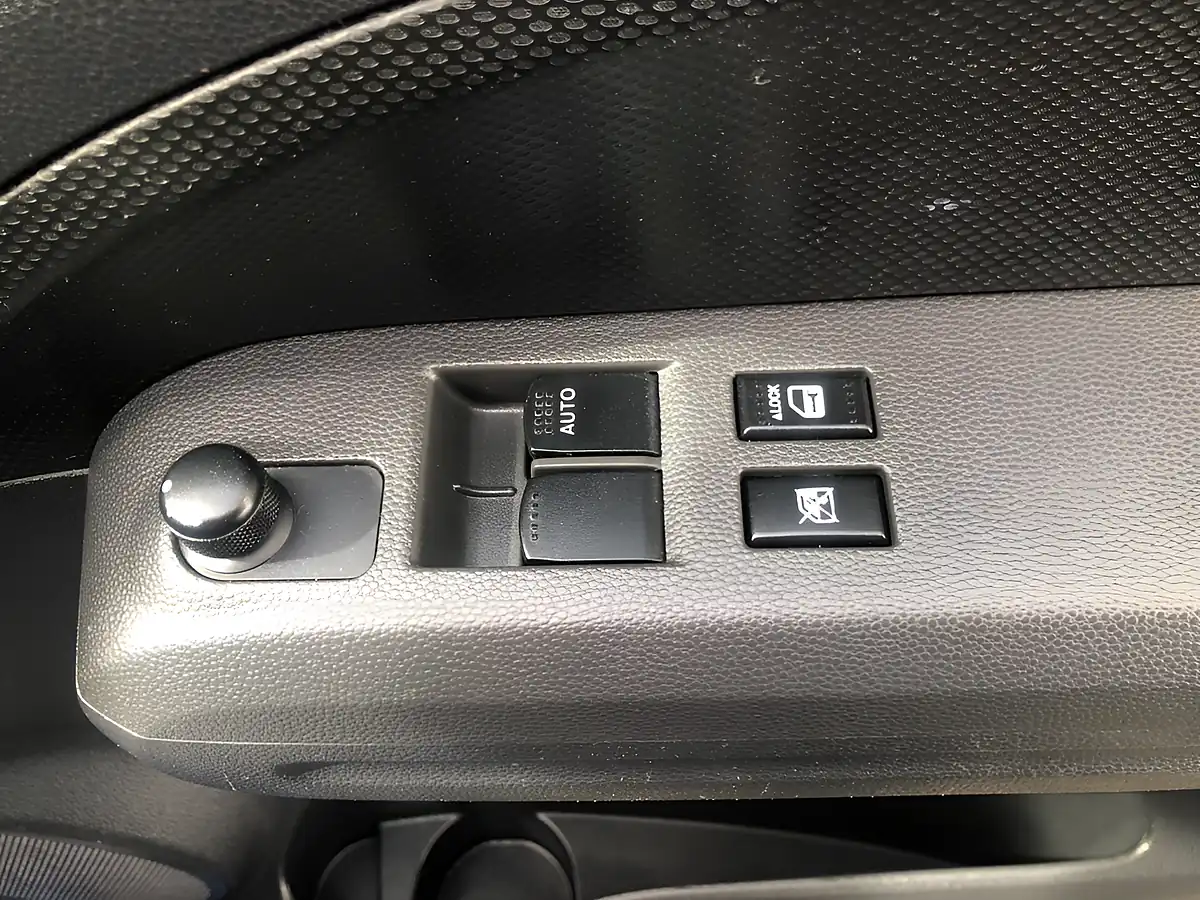 Used 2012 Vauxhall Agila S Blue - Interior and Exterior details 8