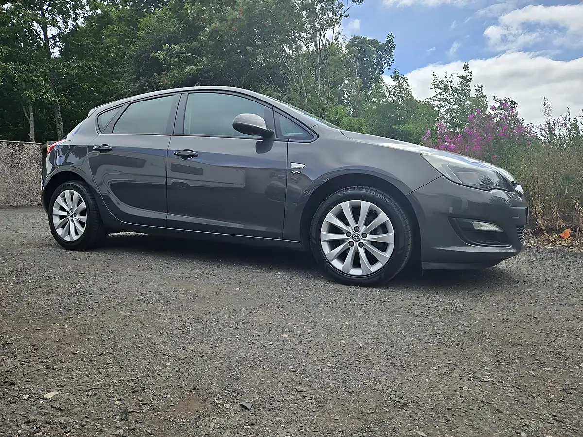 Used 2012 Vauxhall Astra Active Limited Edition Grey - Interior and Exterior details 3