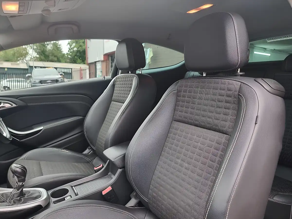 Used 2012 Vauxhall Astra Gtc Sri Grey - Interior and Exterior details 16