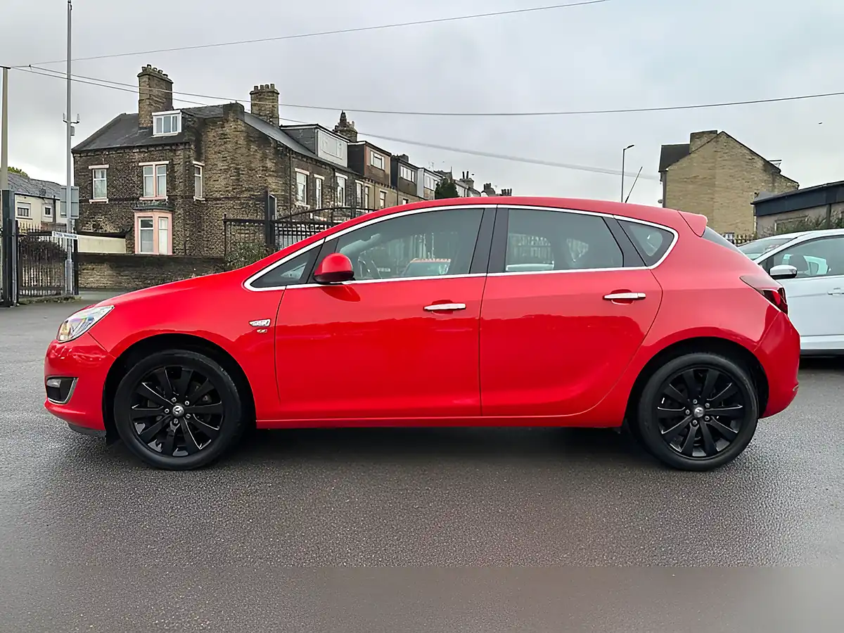 Used 2012 Vauxhall Astra Se Red - Interior and Exterior details 13