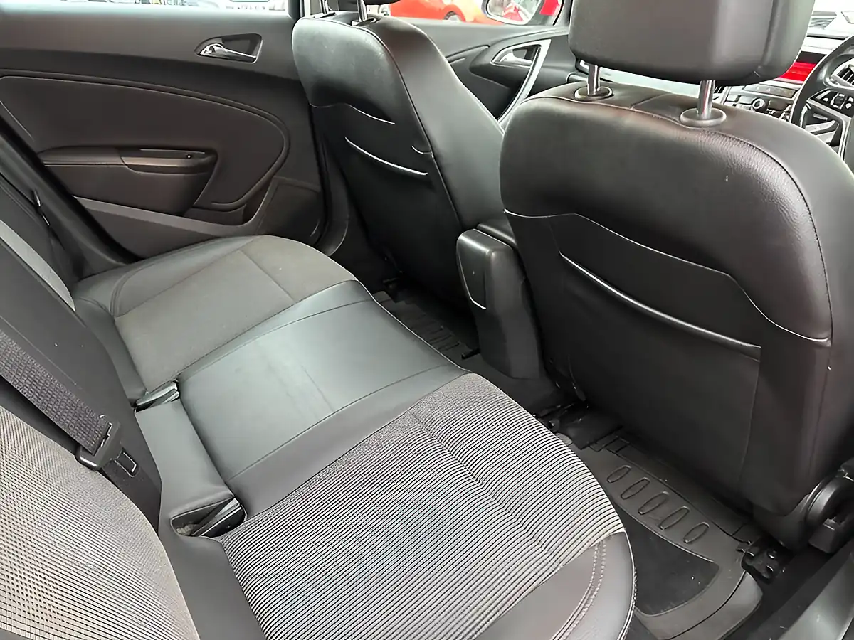 Used 2012 Vauxhall Astra Se Red - Interior and Exterior details 18