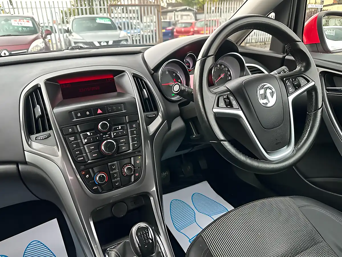 Used 2012 Vauxhall Astra Se Red - Interior and Exterior details 19