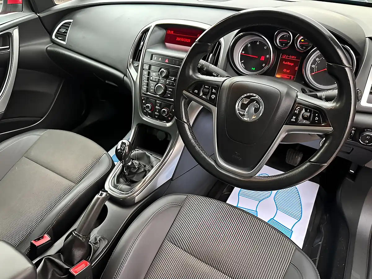Used 2012 Vauxhall Astra Se Red - Interior and Exterior details 2