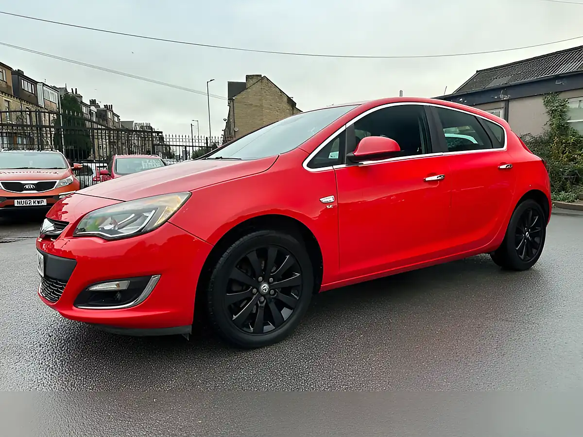 Used 2012 Vauxhall Astra Se Red - Interior and Exterior details 4