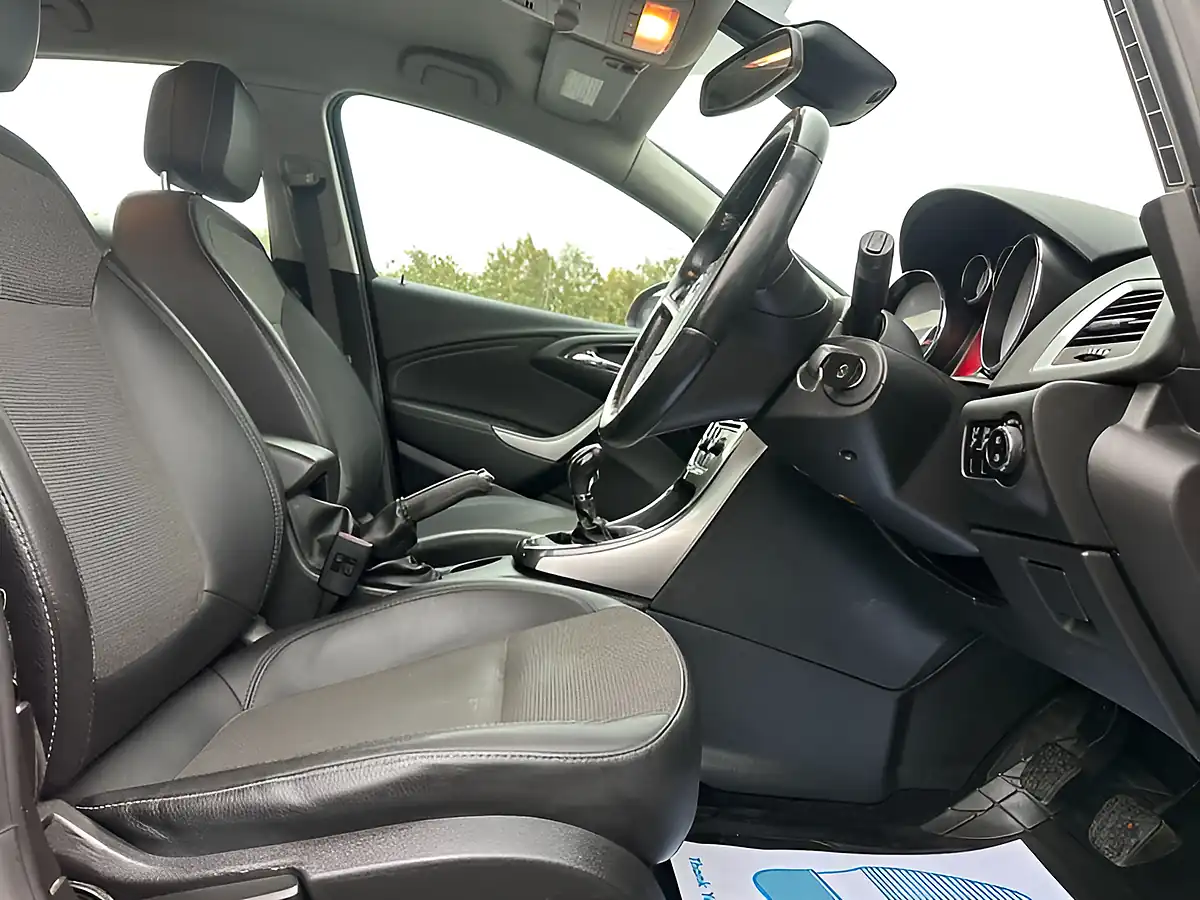 Used 2012 Vauxhall Astra Se Red - Interior and Exterior details 5