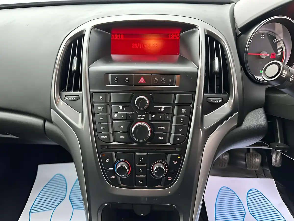 Used 2012 Vauxhall Astra Se Red - Interior and Exterior details 6