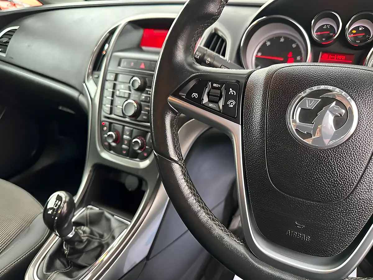 Used 2012 Vauxhall Astra Se Red - Interior and Exterior details 7
