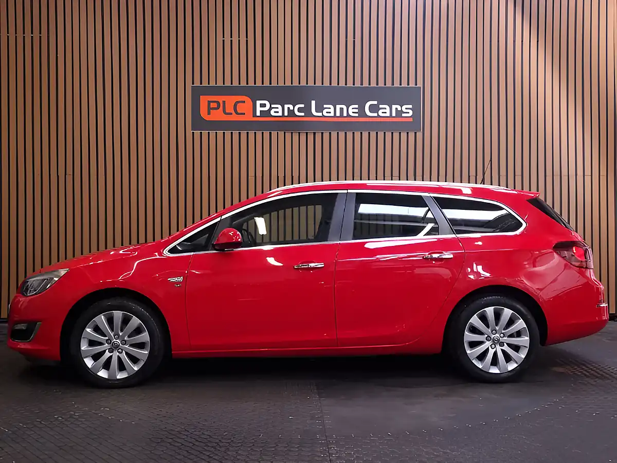 Used 2012 Vauxhall Astra Se Sports Tourer Red - Interior and Exterior details 8