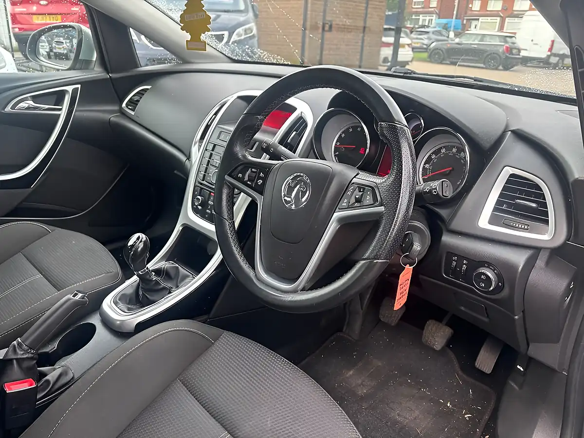 Used 2012 Vauxhall Astra Sri Silver - Interior and Exterior details 6
