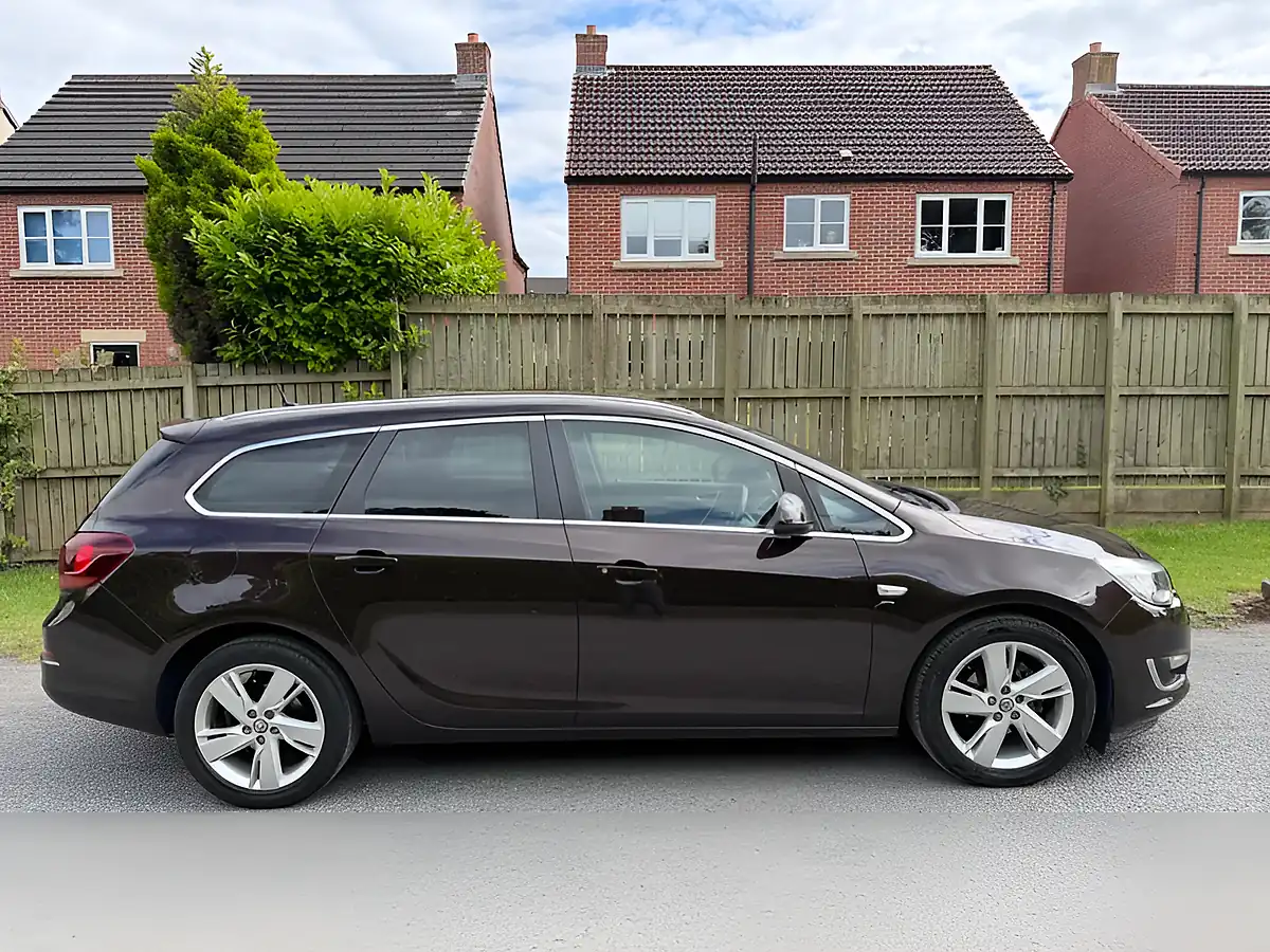 Used 2012 Vauxhall Astra Sri Sports Tourer Brown - Interior and Exterior details 4