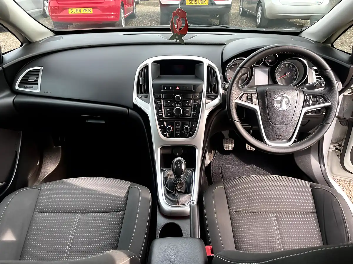 Used 2012 Vauxhall Astra Sri White - Interior and Exterior details 14