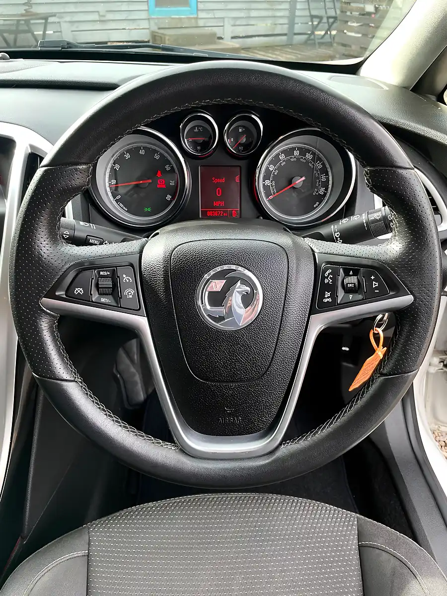 Used 2012 Vauxhall Astra Sri White - Interior and Exterior details 15