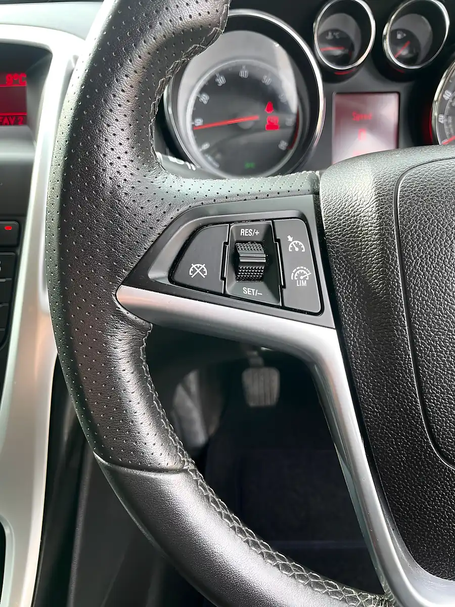 Used 2012 Vauxhall Astra Sri White - Interior and Exterior details 17