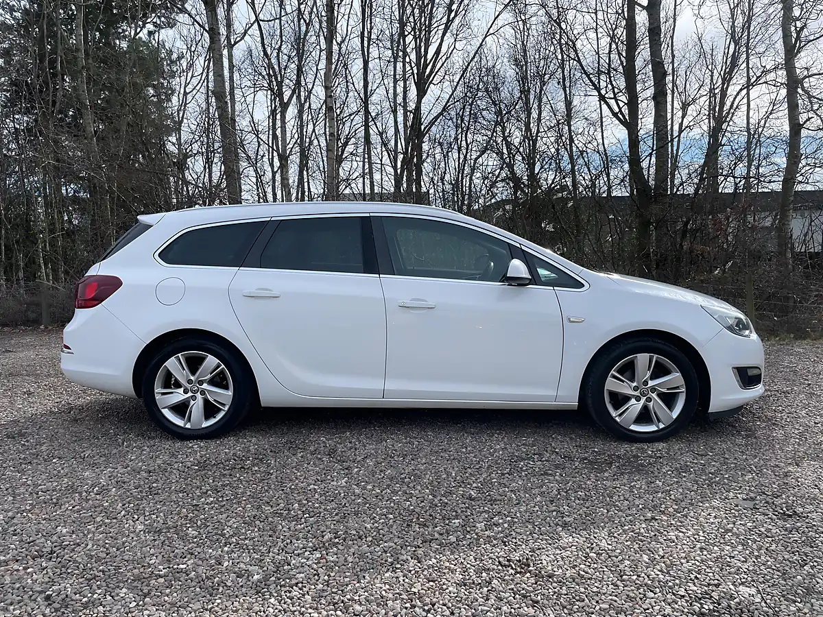 Used 2012 Vauxhall Astra Sri White - Interior and Exterior details 5