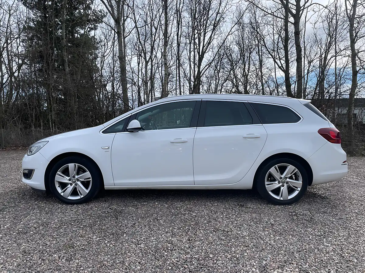 Used 2012 Vauxhall Astra Sri White - Interior and Exterior details 6