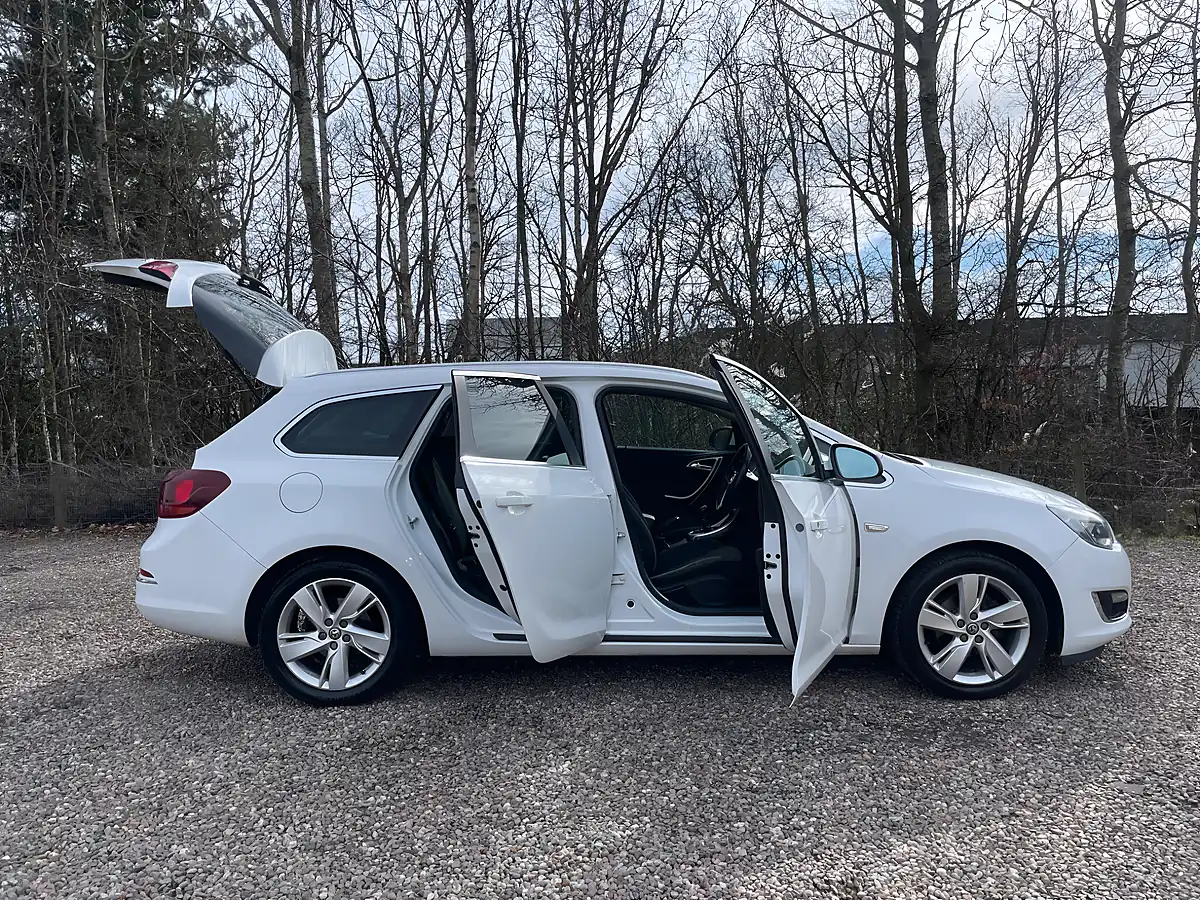 Used 2012 Vauxhall Astra Sri White - Interior and Exterior details 7
