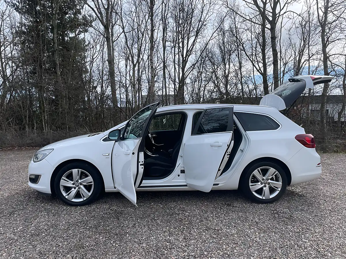 Used 2012 Vauxhall Astra Sri White - Interior and Exterior details 8