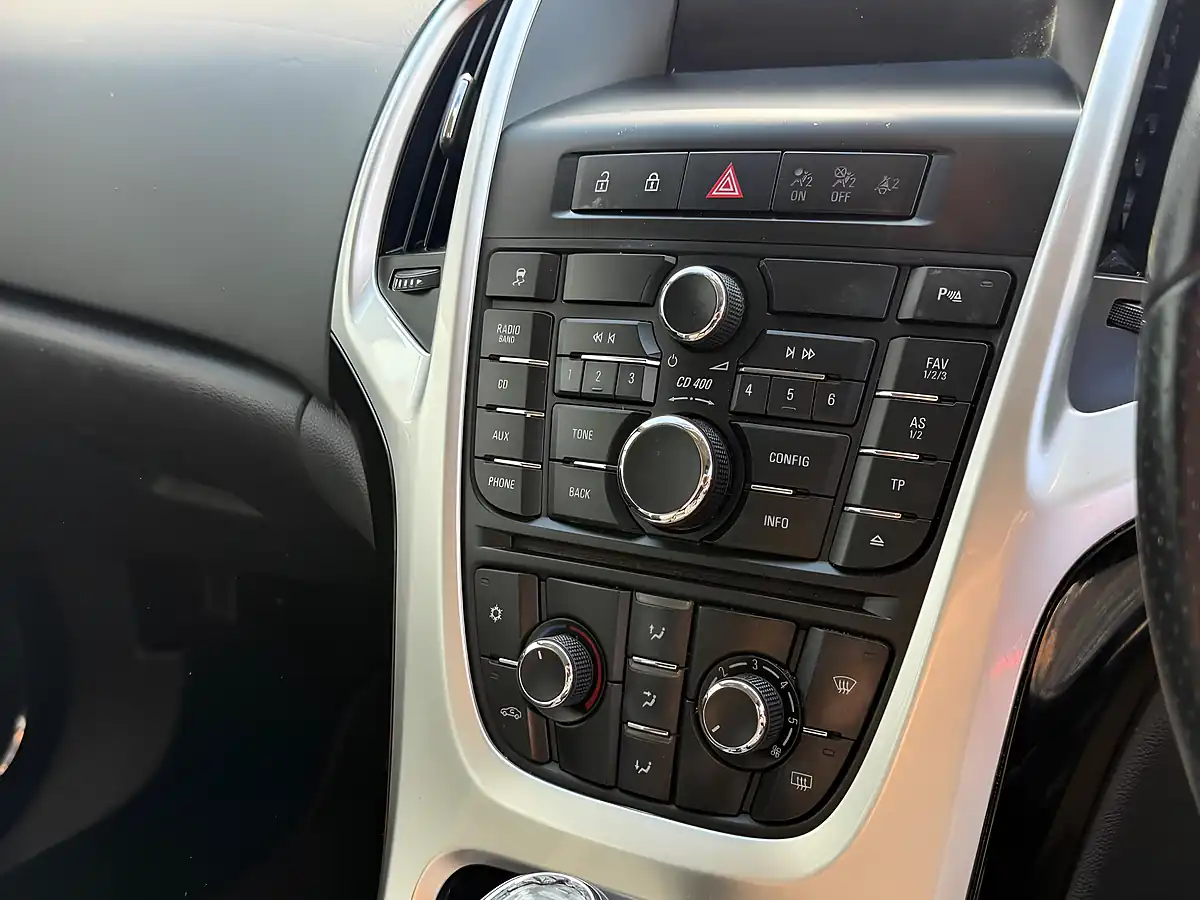 Used 2012 Vauxhall Astra Sri White - Interior and Exterior details 11