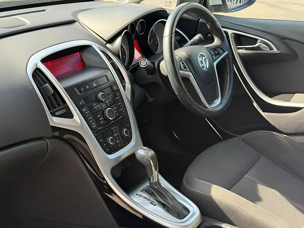 Used 2012 Vauxhall Astra Sri White - Interior and Exterior details 16