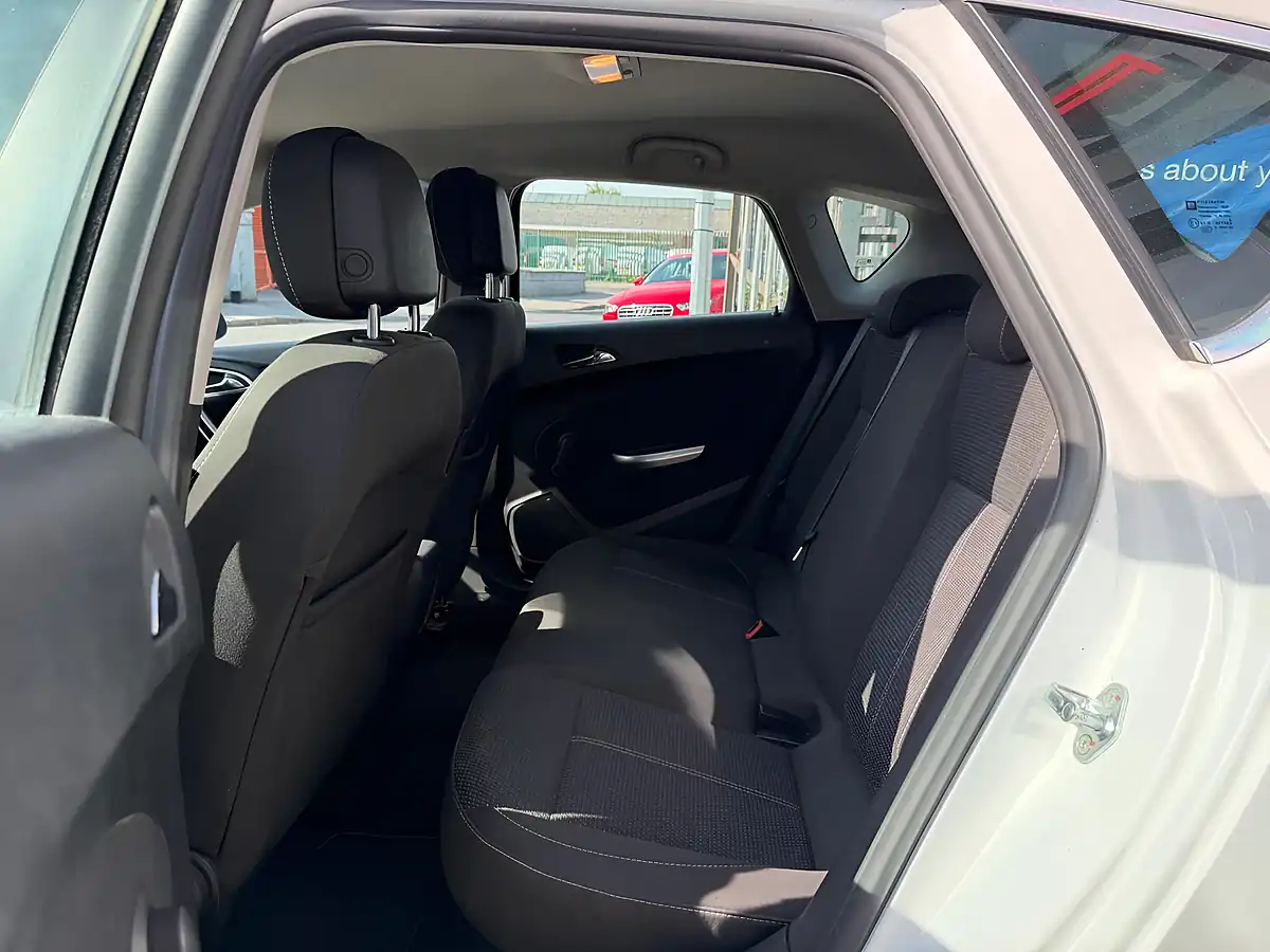 Used 2012 Vauxhall Astra Sri White - Interior and Exterior details 17