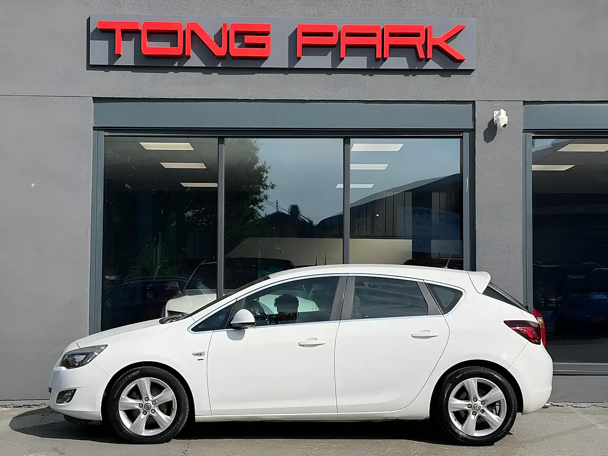 Used 2012 Vauxhall Astra Sri White - Interior and Exterior details 4