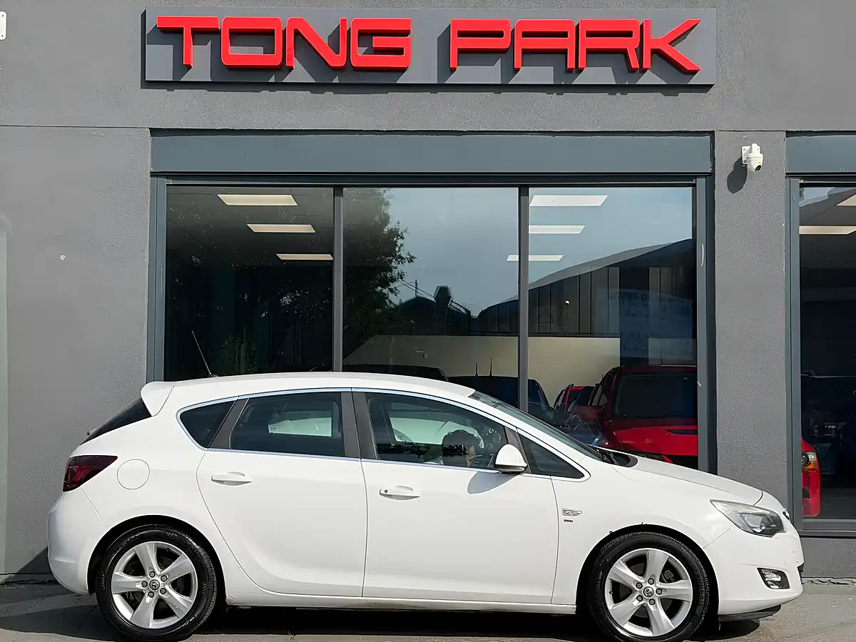 Used 2012 Vauxhall Astra Sri White - Interior and Exterior details 7