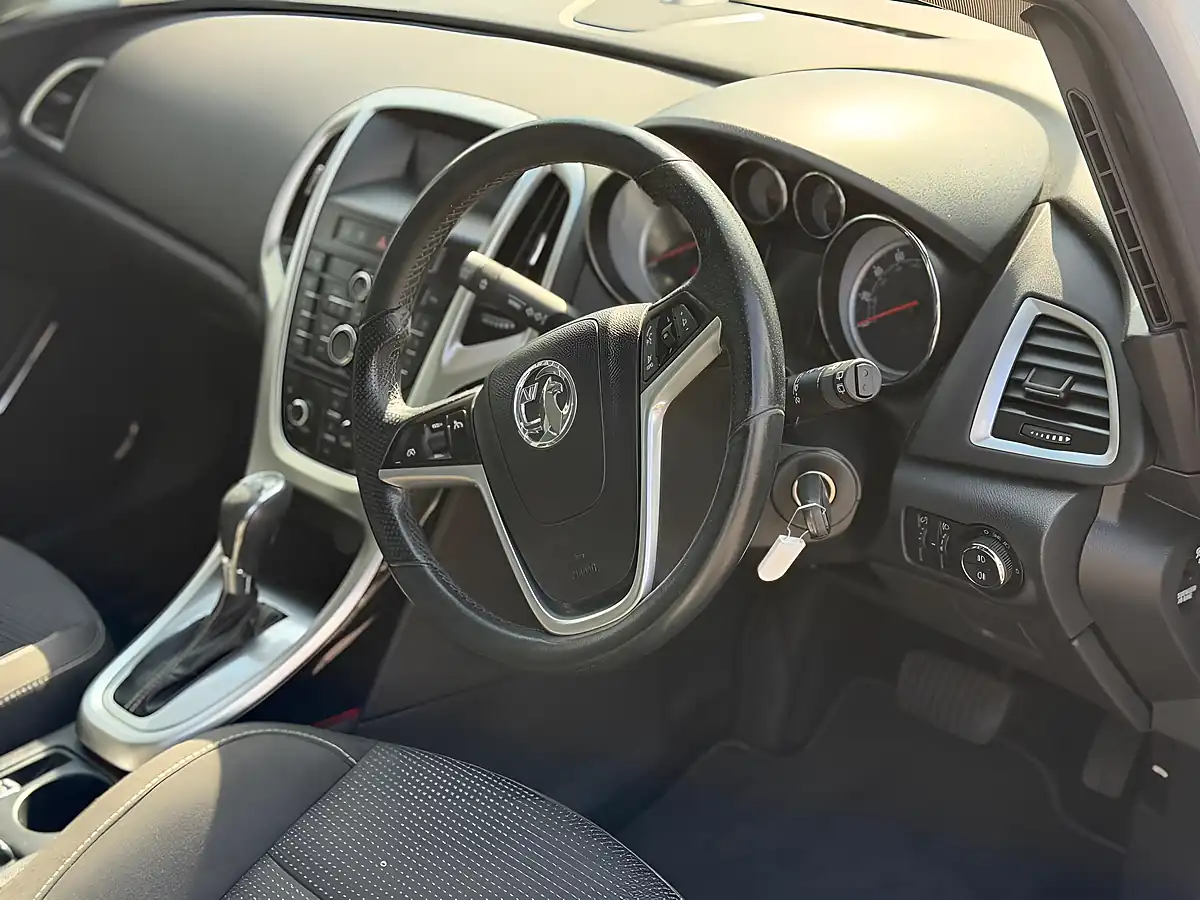 Used 2012 Vauxhall Astra Sri White - Interior and Exterior details 8