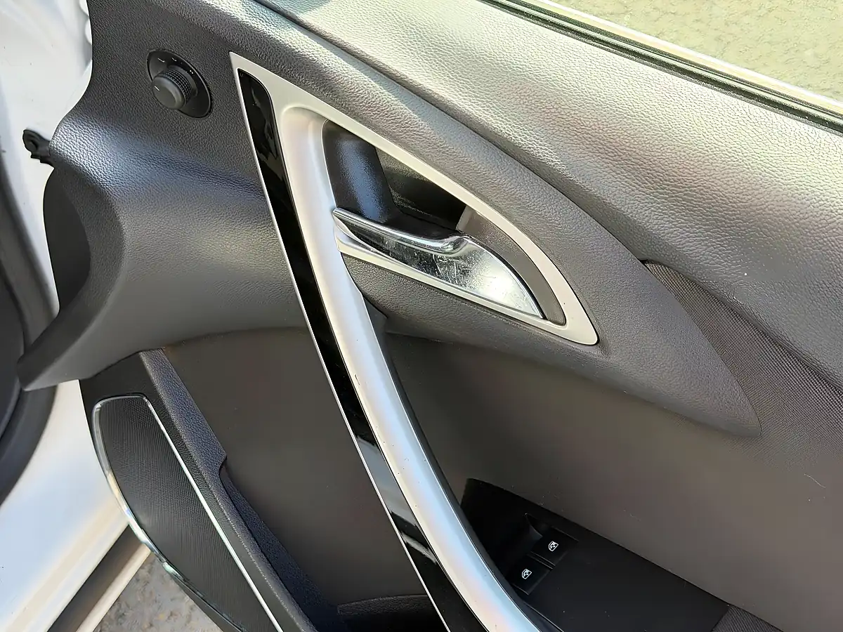 Used 2012 Vauxhall Astra Sri White - Interior and Exterior details 9