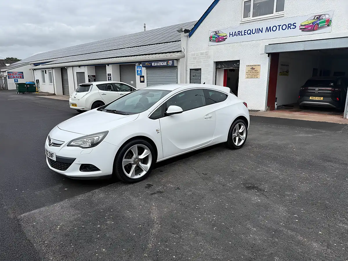 Used 2012 Vauxhall Astra Sri White - Front View