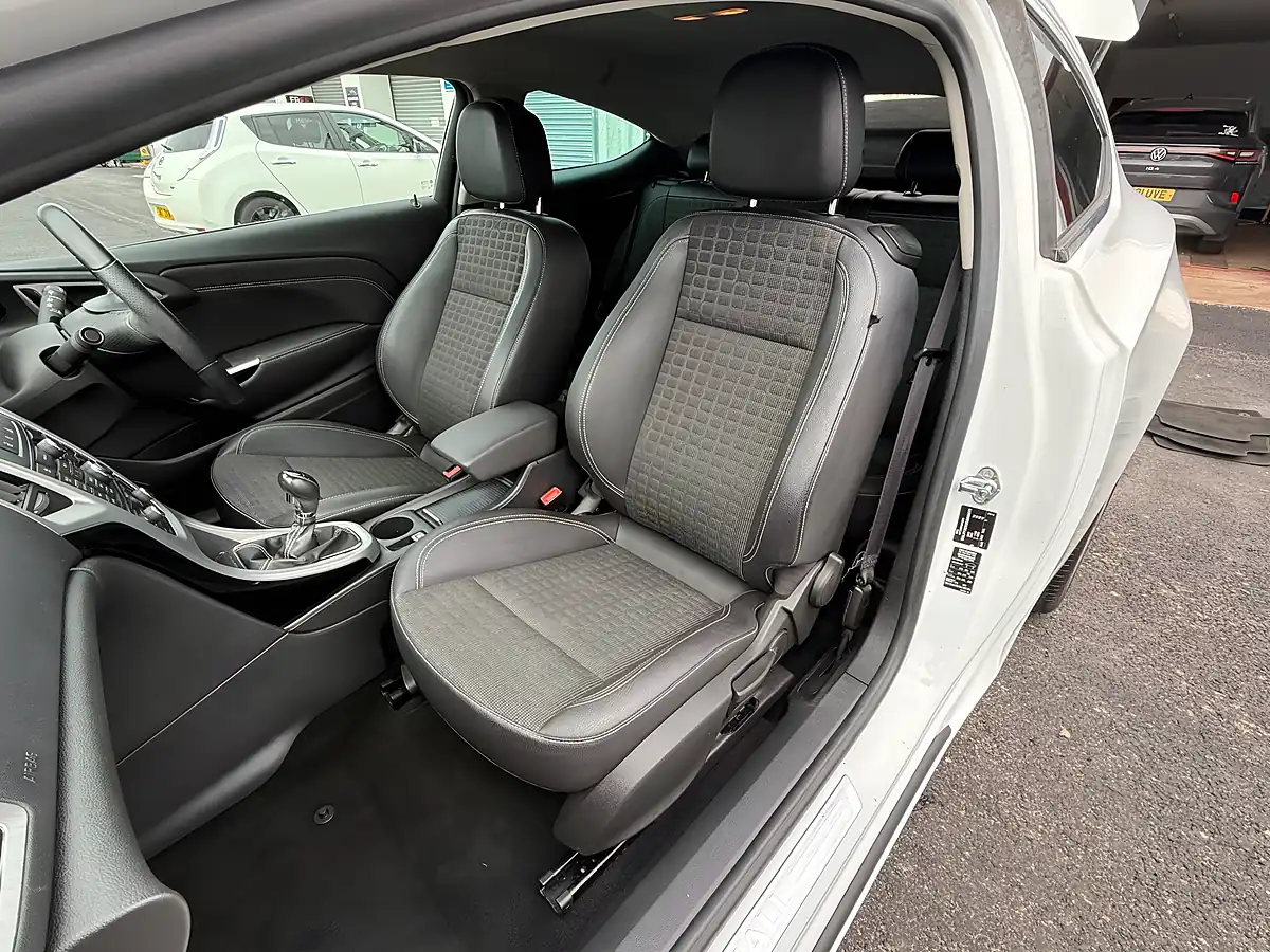 Used 2012 Vauxhall Astra Sri White - Interior and Exterior details 13