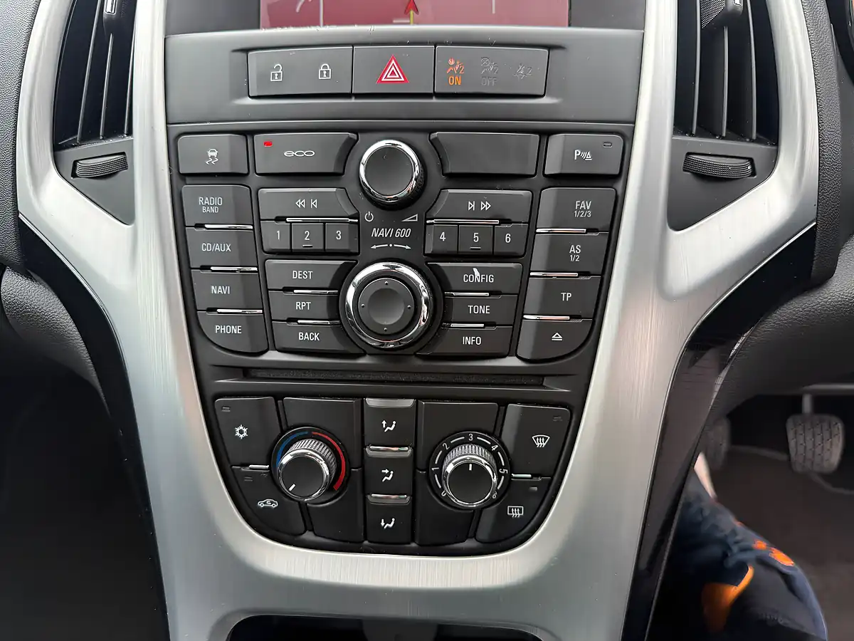 Used 2012 Vauxhall Astra Sri White - Interior and Exterior details 16