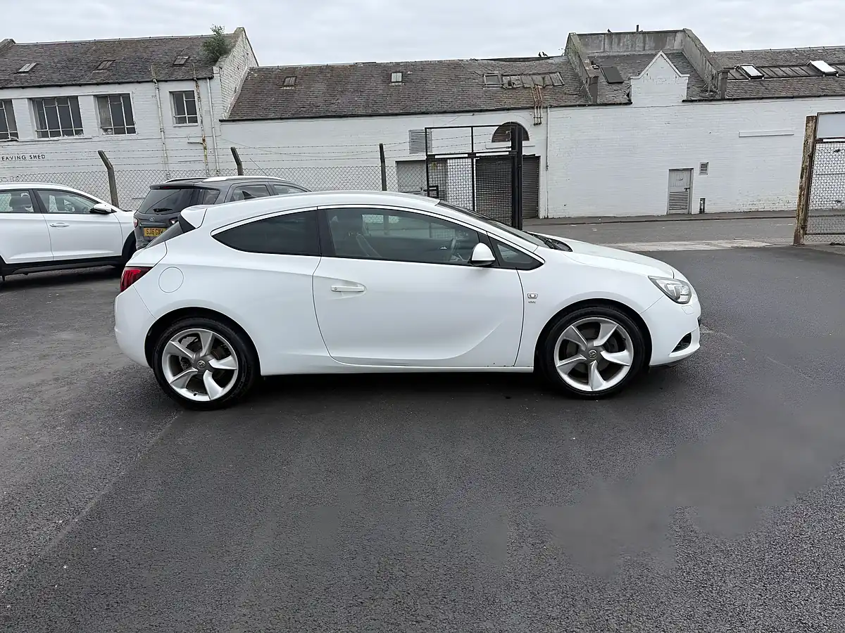 Used 2012 Vauxhall Astra Sri White - Interior and Exterior details 4