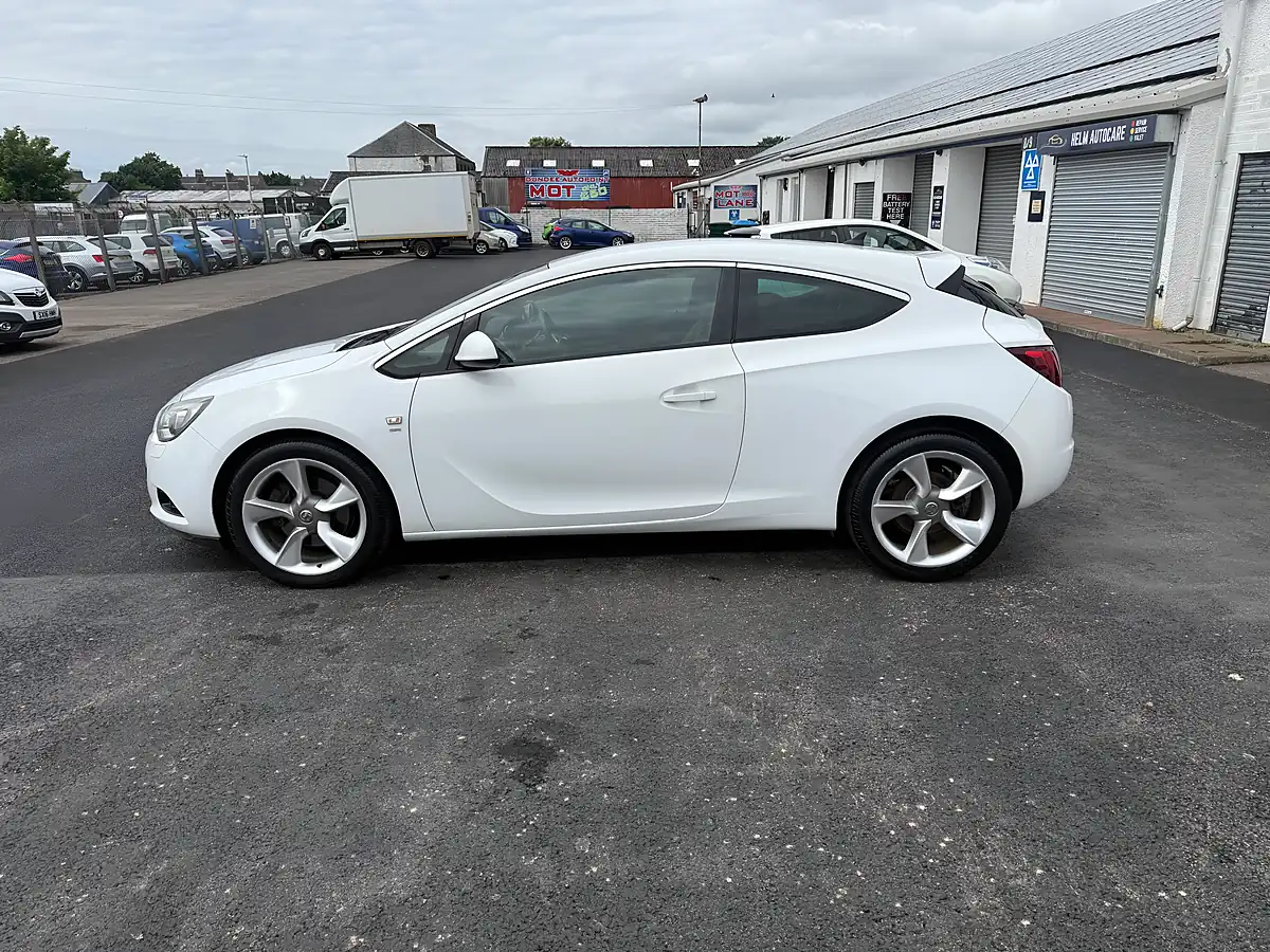 Used 2012 Vauxhall Astra Sri White - Interior and Exterior details 8