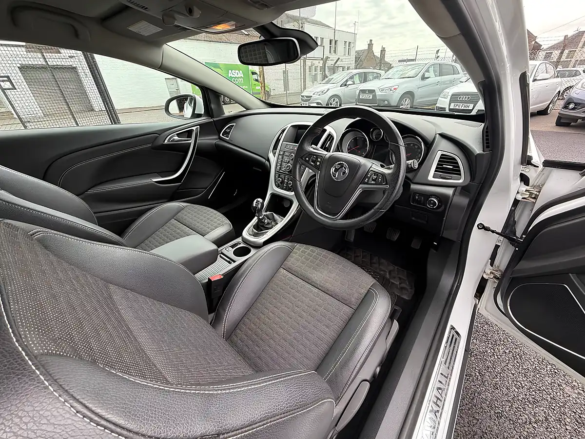 Used 2012 Vauxhall Astra Sri White - Interior and Exterior details 9