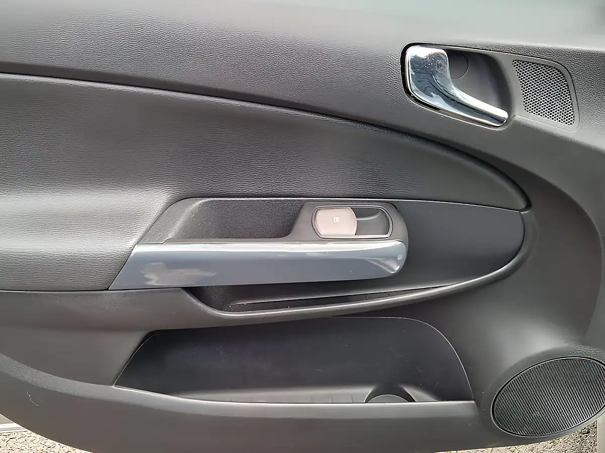 Used 2012 Vauxhall Corsa Se Silver - Interior and Exterior details 17