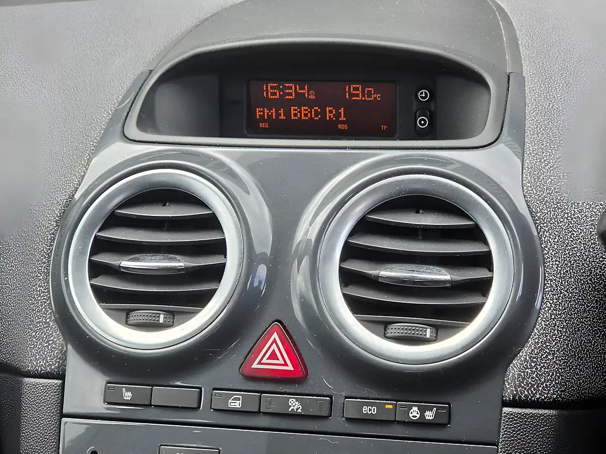 Used 2012 Vauxhall Corsa Se Silver - Interior and Exterior details 12