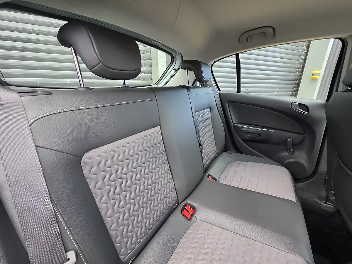 Used 2012 Vauxhall Corsa Se Silver - Interior and Exterior details 4