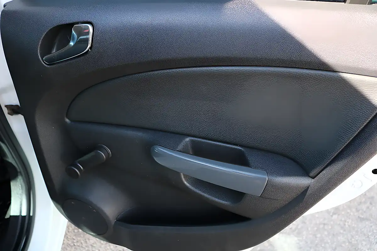 Used 2012 Vauxhall Corsa Se White - Interior and Exterior details 12