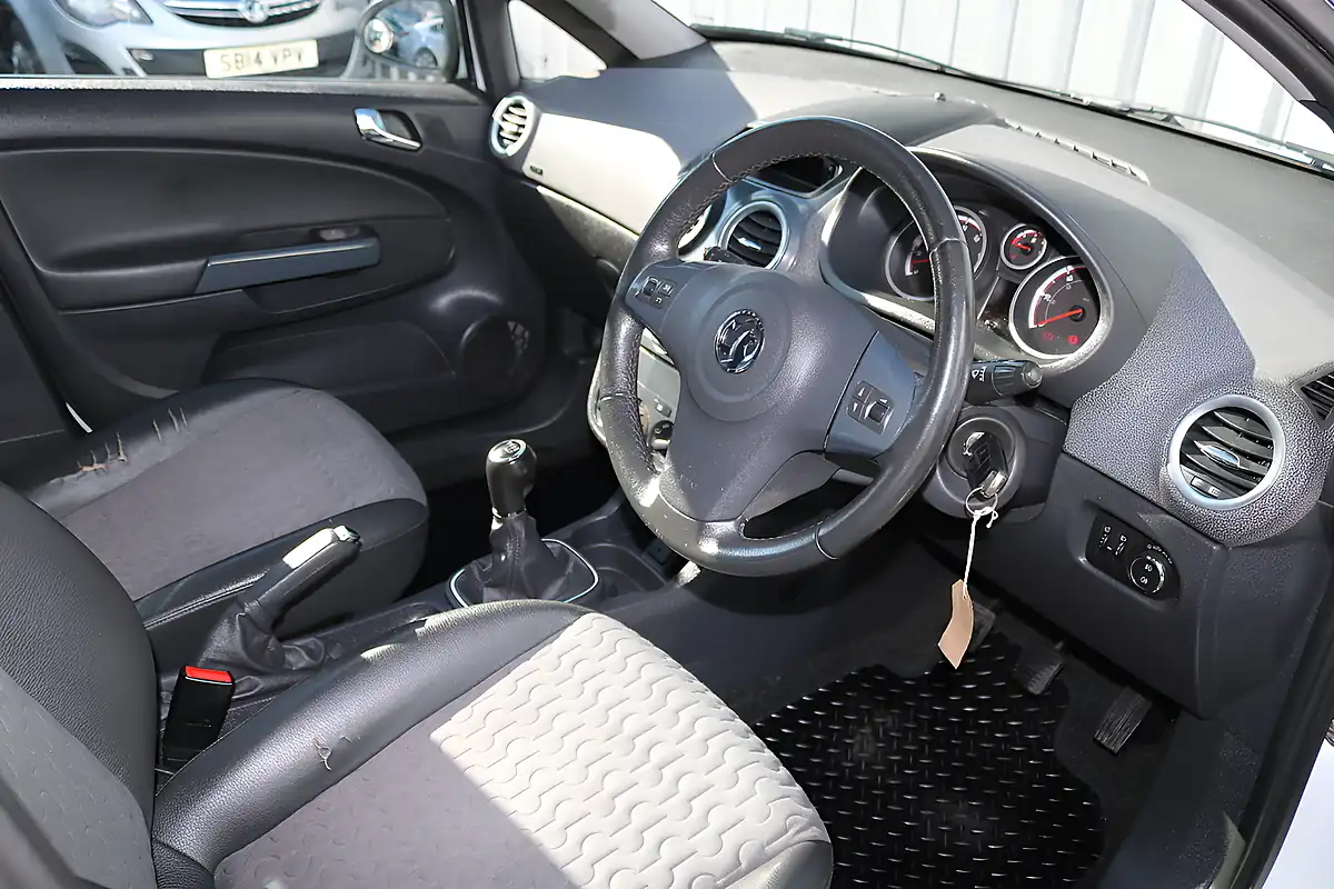 Used 2012 Vauxhall Corsa Se White - Interior and Exterior details 14